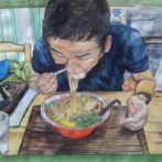 中華そばをすする友人